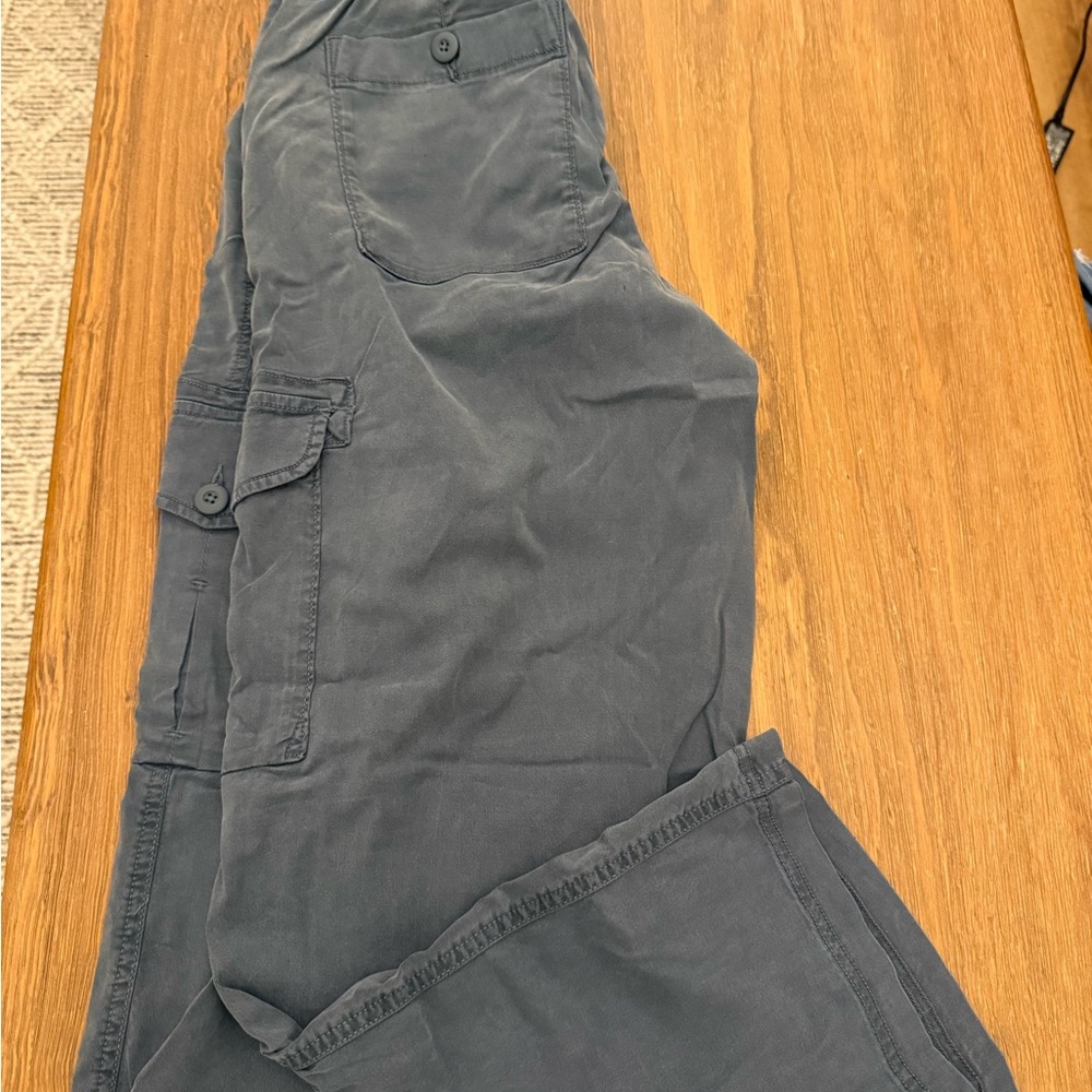 American Eagle 
Dreamy Drape Baggy Wide Leg Cargo pants